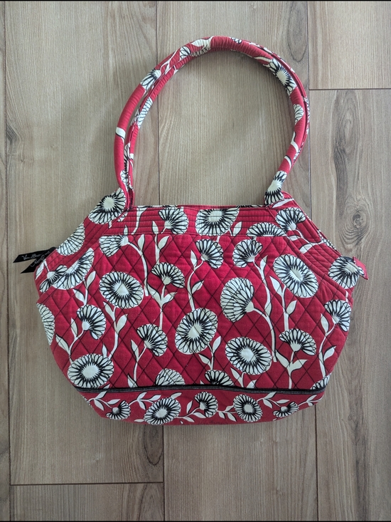 Vera Bradley Handbags - Vera Bradley Retired Deco Daisy Angle Quilted Tote